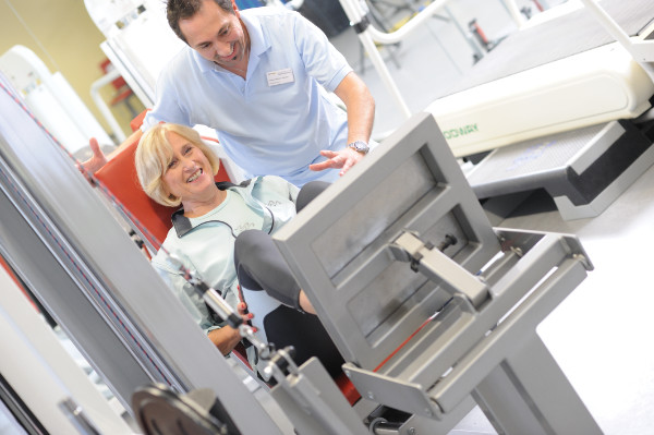Medizinische Trainingstherapie nach implantierter Knieprothese